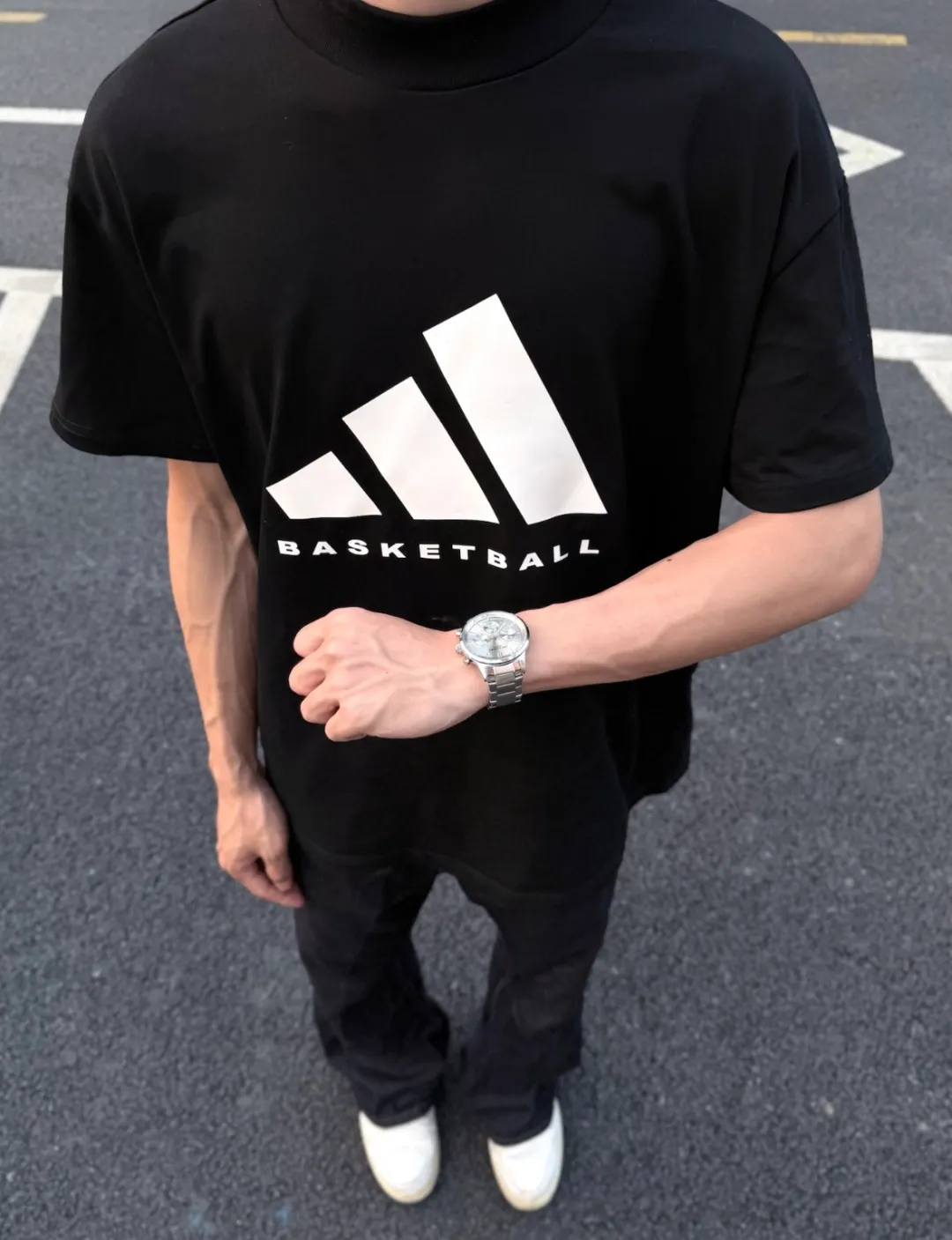 No watermark upper body renderings 𝟬𝟱𝟳𝟰# Exclusive real shots/differences between various stolen pictures and online versions on the market [𝗔𝗱𝗶𝗱𝗮𝘀 𝗕𝗮𝘀𝗸𝗲𝘁𝗕𝗮𝗹𝗹 𝟮𝟰𝗳𝘄Co-branded𝗢𝗦 Minimalist advanced Retro sports round neck short-sleeved 𝗧 shirt】Same Style for men and women! ✅The fabric is made of 260 grams of double yarn smooth cotton, purchased from the original molding board, OS loose version, customized threaded cake collar, weight up to 500 grams. ✅Original mold-making custom silicone thick leather logo, laser cutting, no burrs, imported press machine high temperature and hot and cold double-sided shaping and pressing, not easy to fall off! ✅Customized special process equipment and wiring are consistent with Authentic, different from ordinary currency on the market! ✅Remarks: The quality and process wiring of bulk goods are consistent with the official website Authentic, which is different from the market currency! ! ! 🌈Color: Black White Label Size: XS S M L XL